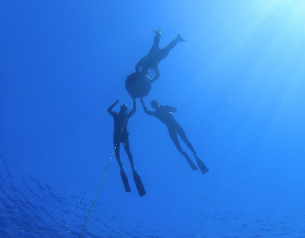 Die Boje ist Treffpunkt und Leitfaden beim Freediving